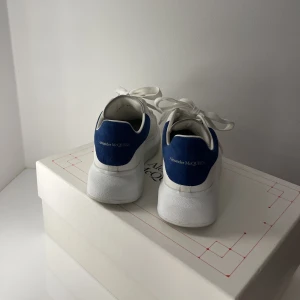 Alexander McQueen - Säljer dessa blåa Mcqueens i storlek 37. Bara använda 2 gånger.  Skickar i orginalförpackningen tillsammans med nya snören. 