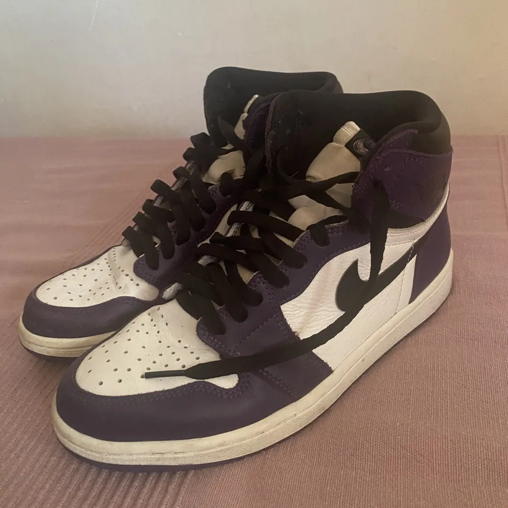 Jordan 1 high court purple i relativt bra skick, storlek 42. Skor.