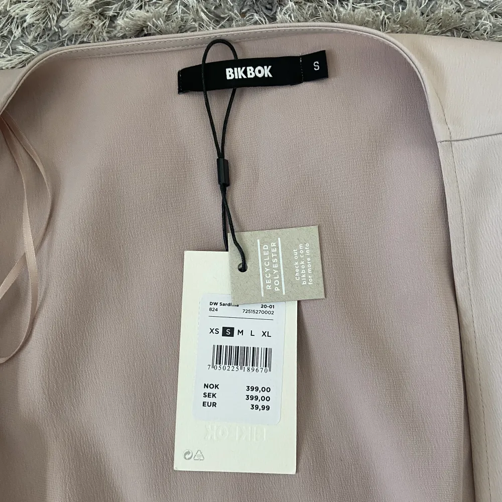 En superfin silkes klänning från Bikbok som är helt oanvänd och har lapparna kvar (ses på sista bilden). Säljer då den inte kommit till användning💞. Klänningar.