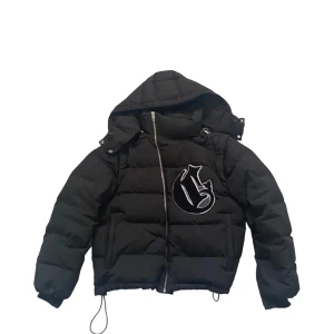 Corvidae jacka  - Säljer min corvidae puffer/väst som jag köpte förra året när den släptes! Jackan är i storlek xs men sitter bra på mig som vanligtvis har S. Enligt Corvidae kommer jackan aldrig mer reestock. skriv vid frågor!