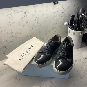 Lanvin skor  - Lanvin skor i storlek 9 motsvarar 43-44! Använda men i väldigt bra skick, inga fläckar eller liknande. Köpa på careofcarl! Kvitto, låda, dustdags och extra snören finns och följer med!🤝 Kan fraktas och mötas upp i Stockholm!
