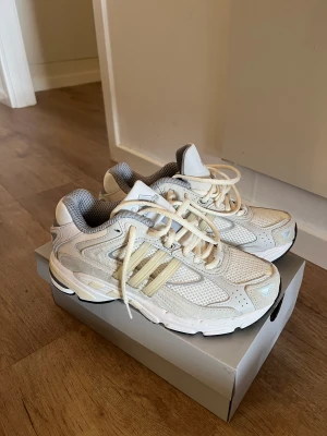 Adidas skor - Säljer dessa pga att det inte används. Helt nya, aldrig använda💜💗Priset kan diskuteras vid snabb affär!!💜