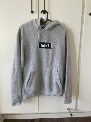 Hov1 Hoodie - Hov1 hoodie i strl S. Knappt använd, super fint skick!
