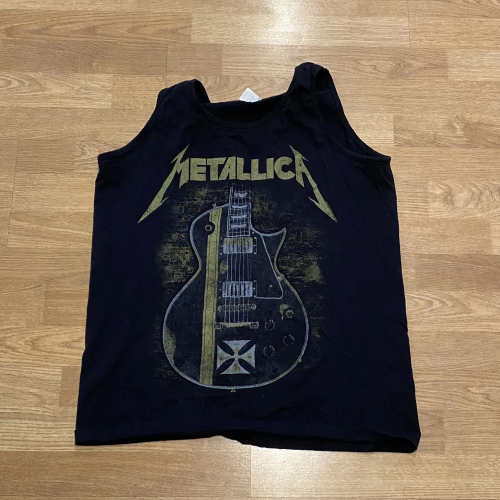Metallica linne som knappt är använt och ännu i bra skick. Funkar lika bra att ha på konserter som att ha på gymmet! . T-shirts.