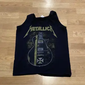 Metallica linne som knappt är använt och ännu i bra skick. Funkar lika bra att ha på konserter som att ha på gymmet! 
