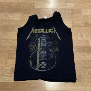 Metallica linne - Metallica linne som knappt är använt och ännu i bra skick. Funkar lika bra att ha på konserter som att ha på gymmet! 