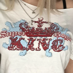 T-shirt  - Vit t-shirt med tryck på. Inte använd mycket. Säljer då jag inte använder den något💗