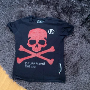 Philipp plein - Tröja storlek L. Bra skick. Använd några gånger bara.