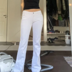 Lågmidjade jeans - Säljer ett par supersnygga Lågmidjade jeans som tyvärr inte kommer till användning. Använd ungefär 2-3 gånger.