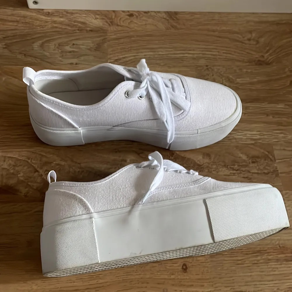 Vita skor i canvas med hög sula, från Hm! Jättefint skick då de endast är använda en gång, finns någon fläck på sulan och inuti skon därav det låga priset💞. Skor.