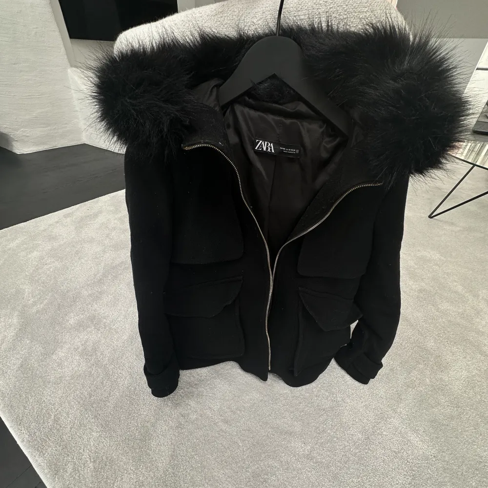 Säljer denna fina kappa från Zara med luva & fickor🖤. Jackor.