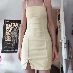 Gul tajt klänning  - En jättegullig gul tajt klänning med dragkedja. Den är lite för liten för mig. Skriv för mer bilder, och tveka inte att fråga något! Kolla min bio🙌⭐️