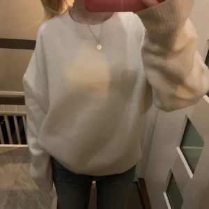 Stickad tröja - Vit stickad tröja från Zara. Köptes här på plick förra året men det kommer inte till användning så lika bra att sälja. Den är i ok skick, hör av dig om du vill ha fler bilder💗 Lånad bild