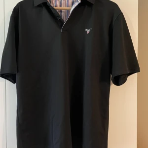 Gant piké svart XL - Nyskick. Svart Gant-piké i storlek XL 