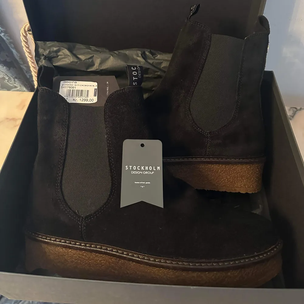 Vinter boots från Stockholm Design Group i storlek 37. I material Nubuck läder. 💕 Helt nya. Köpte de för 1300kr och nu säljer jag för 550kr💕. Skor.