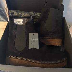 Vinter boots från Stockholm Design Group i storlek 37. I material Nubuck läder. 💕 Helt nya. Köpte de för 1300kr och nu säljer jag för 550kr💕