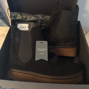 Vinter boots  - Vinter boots från Stockholm Design Group i storlek 37. I material Nubuck läder. 💕 Helt nya. Köpte de för 1300kr och nu säljer jag för 550kr💕
