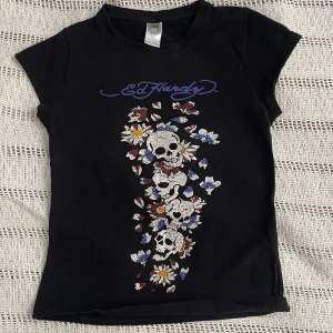 Ed Hardy T-shirt - Säljer min Ed Hardy T-shirt som knappt har används, tryck på rygg och framsida, det är även rhinestones på framsidan. Tröjan är i fint skick inga rhinestones har ramlat av. I tröjan står de storlek M men jag skulle säga att de är storlek S💙💙
