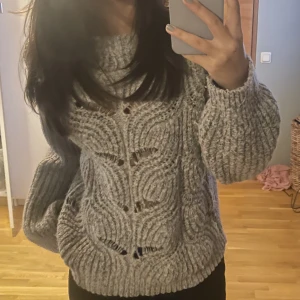 stickad tröja - jättefin grå mönstrad stickad tröja från pearl. väldigt varm och sticks inte alls💗
