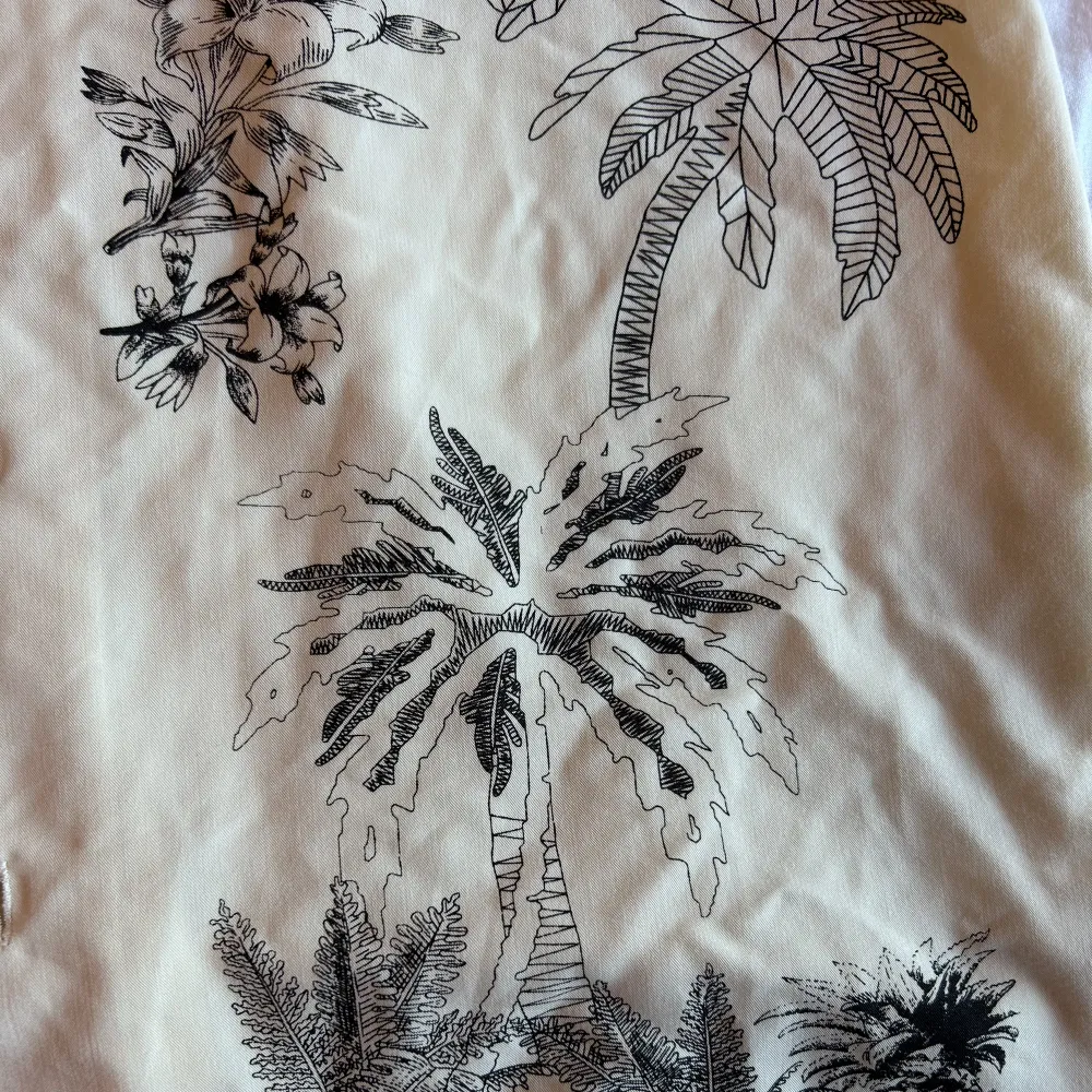 Stussy skjorta, storlek M. Bra skick och skönt material med unikt mönster. Skjortor.