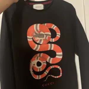 Gucci tröja med clasiska ormen med detaljer att ormens huvud är i 3D 