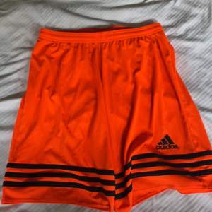 Ett par orange adidas shorts is Torkel M, aldrig använda. Köpare står för frakt!