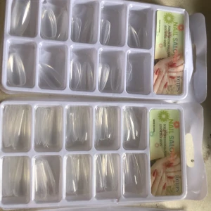 Naglar - Tre olika tippar. Har tagit några med de flesta är kvar. 3x100 från början. Alla för 30 eller en för 10. 