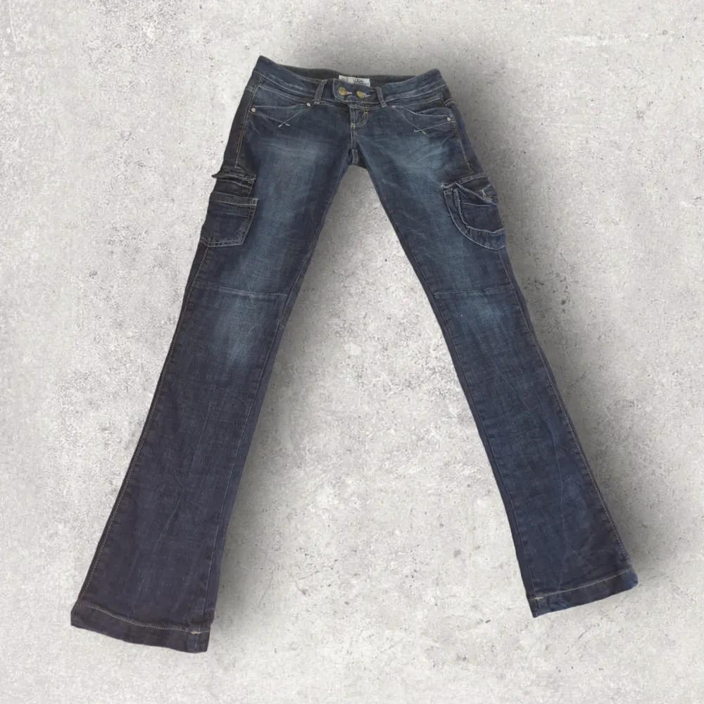 Coola lågmidjade jeans från TRF i äkta Y2K-stuk, med extra fickor på sidan av benen. Flare-modell. Storlek 28. Midjemått rakt över 42cm, innerbensmått 90cm. Använd gärna köp-knappen 💖💖💖. Jeans & Byxor.