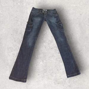 Coola lågmidjade jeans från TRF i äkta Y2K-stuk, med extra fickor på sidan av benen. Flare-modell. Storlek 28. Midjemått rakt över 42cm, innerbensmått 90cm. Använd gärna köp-knappen 💖💖💖