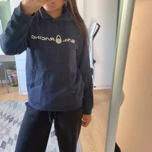 Sail Racing Hoodie - Mörkblå Sail Racing hoodie i bra skick. Tröjan har luva och magficka, som ni ser! Ge gärna prisförslag :)