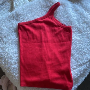 One shoulder linne - Detta fina linne är från gina Tricot och har aldrig kommit till användning för min del tyvärr, därför hoppas jag att det kommer till användning hos någon av er!💕