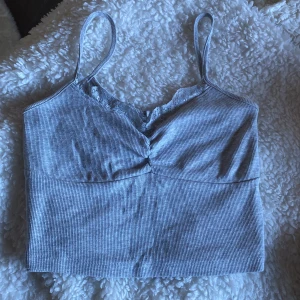 Linne med spets - Säljer detta fina linne som inte har kommit till användning!💕