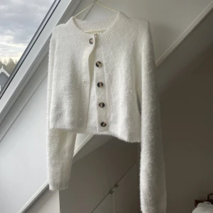 Stickad kofta från H&M - Jättefin men kommer inte till användning tyvärr, använd typ två gånger