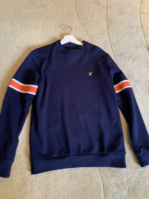 Lyle scott sweatshirt - Ny skick på denna lyle scott sweatshirt! Storlek S passar cirka 180cm. Nypris 849kr