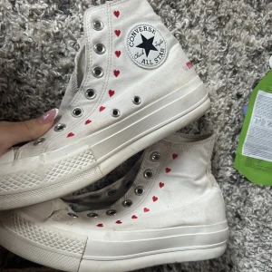 converse valentines day edition 2022 - köpte dom i 2022 men använder dom sällan nu. som nya om man bara lägger dom i tvättmaskinen en gång🩷🩷
