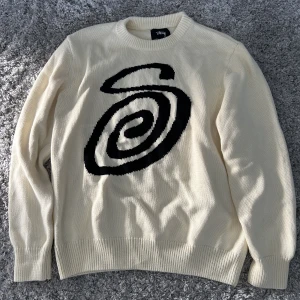 Stussy s knitted sweatshirt - Använd fåtal gånger pga för stor  cond 9,5 av 10