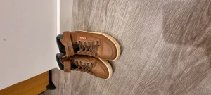 Snikers  - Barn skor inköpta på zalando för 500 kr, bra skick inte alls mycket använda. Storlek 30 men bäst passar 29
