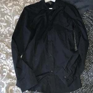 Svart skjorta - Svart skjorta H&M, strl S Oanvänd, säljs pga för liten