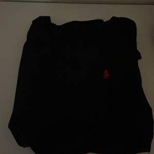Ralph Lauren tröja (svart) i storlek S (L för barn), som man kan se är den för liten för mig. 100kr! Skick 9/10, användes senast för över ett år sedan.