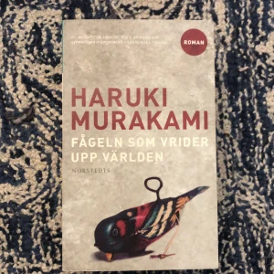 Haruki Murakami - #harukamurakami#bok#fantasy#roman#litteratur#emo#goth#alt#alternative Frakt betalar ni själv