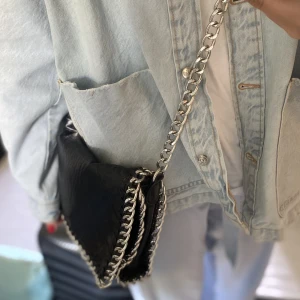 Svart väska  - Säljer denna coola väska eftersom den inte kommer till användning längre☺️