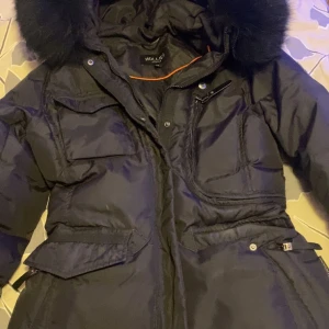 Hollies vinterjacka  - Kommer ej till användning, jackan har bara används 1 vinter och har inga skador. Pris kommer kunna att diskutera men vill bli av den så snabbt så möjligt pga att den tar plats i garderoben 