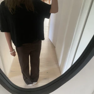 Kostymbyxor  - Bruna kostymbyxor från Rut & Circle i storlek S, knappen har en liten defekt men det är inget man tänker på, köparen står för frakten 🤍🤍