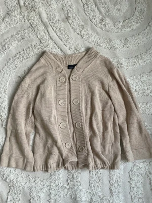 Trekvartsärmad kofta - Söt trekvartsärmad kofta!