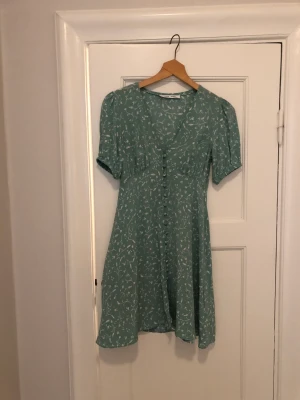 Sommarklänning från Samsoe - En härlig viskosklänning från Samsoe Samsoe! Perfekt för sommaren. Färgen är mintgrön. Köpte den här på Plick men den är tyvärr för liten för mig.