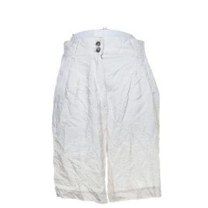 Linne shorts - Ett par beigea linneshorts i storlek 40, men känns mer som strl 38 fast passar för båda.