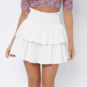 Kjol - Vit volangkjol, köpt på plick men aldrig använd av mig!! 