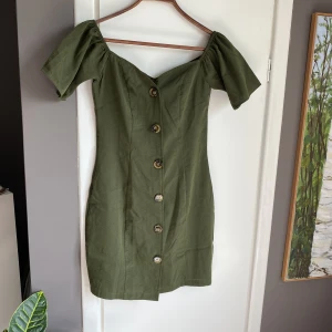 Grön linneklänningen - -Linnen liknade typ - offshoulder