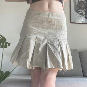 Snygg kjol som är köpt secondhand! Har klippt av den själv Frakt tillkommer🌸🌺
