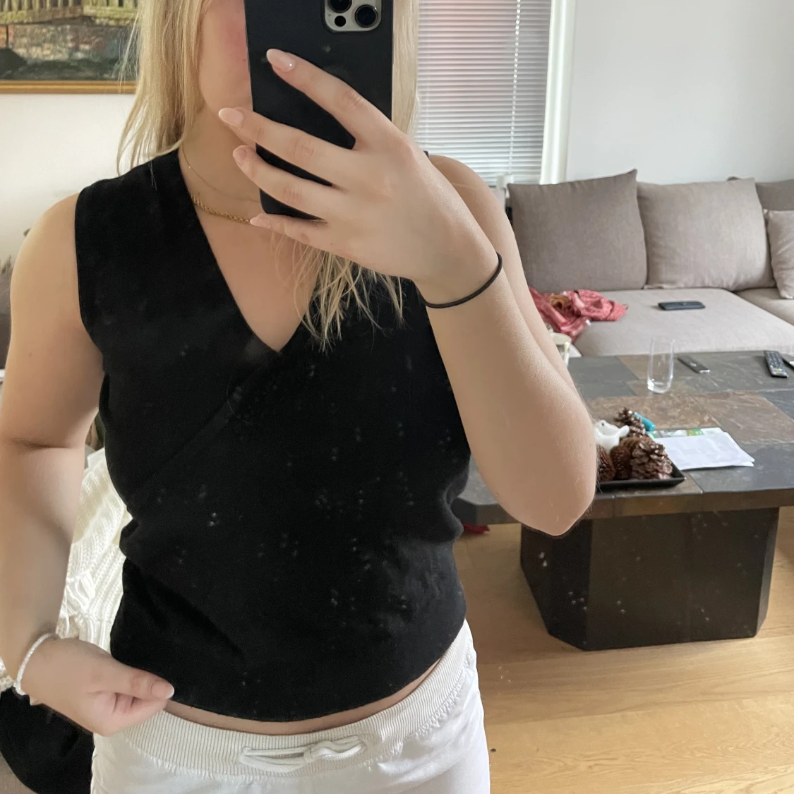 Svart bredaxlat linne med detalj